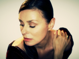 Dziedātāja Liza Stensfīlda. Publicitātes foto