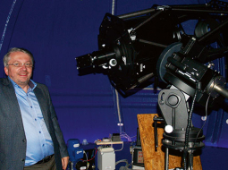 «Esam jau vietējām skolām paziņojuši, ka observatorija ir atvērta. Labāk lai bērni brauc šurp, nekā iet uz naktsklubiem,» lauku mājās Balgalē savu sapni piepildījis uzņēmējs Sergejs Kļimanskis.