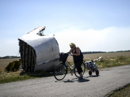 Austrumukrainā jūlijā nogāztās Malaizijas lidmašīnas atliekas augustā pie Grabovo ciema. Foto: AFP/LETA