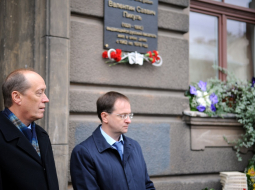 Krievijas vēstnieks Latvijā Aleksandrs Vešņakovs (no kreisās) un Krievijas Federācijas kultūras ministrs Vladimirs Medinskis piedalās rakstniekam Valentīnam Pikuļam veltītās memoriālās plāksnes atklāšanas pasākumā pie nama Tērbatas ielā. Foto: Edijs Pālens, LETA
