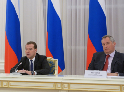Krievijas valdības vadītājs Dmitrijs Medvedevs (pa kreisi) un Krievijas vicepremjers Dmitrijs Rogozins. Foto: ITAR-TASS/LETA