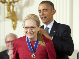 Aktrise Merila Strīpa no ASV prezidenta Baraka Obamas saņem Prezidenta brīvības medaļu. Foto: EPA/LETA