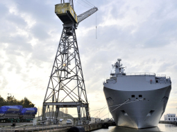 "Mistral" tipa karakuģis "Vladivostok" pietauvots Francijas ostā. Foto: AFP/LETA