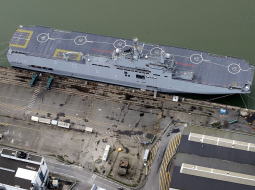 Helikopteru bāzes karakuģis "Vladivostok" Francijas ostā. Foto: AFP/LETA