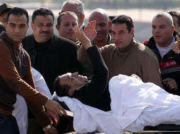 Bijušais Ēģiptes prezidents Hosni Mubaraks nestuvēs sveicina sagaidītājus. Foto: AFP/LETA