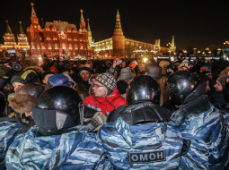 Protestētāji pret OMON vienībām pie Kremļa Maskavā. Foto: ITAR-TASS/LETA