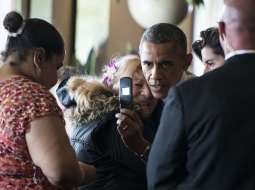 ASV prezidents Baraks Obama fotografējas "selfijam" kopā ar kādu viņa atbalstītāju. Foto: AFP/LETA