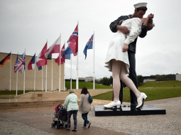 Šo monumentālo statuju Francijas pilsētā Kānā, Normandijā, izveidojis ASV mākslinieks Sevards Džonsons, iedvesmojoties no slavenā amerikāņu fotogrāfa Alfrēda Eizenšteda, kurš Ņujorkas Taimskvērā 1945.gada 14.augustā uzņēma foto, rādot, kā cilvēki priecājas, ka ir beidzies karš. Attēls uzņemts brīdī, kad amerikāņi uzzināja par Japānas kapitulāciju Otrajā pasaules karā. Foto: AFP/LETA