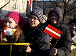 Cilvēki valsts svētku parādē Daugavmalā. Foto: Evija Trifanova, LETA