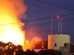 Degošā Rīgas pils. Foto: Egons Ansbergs, F64