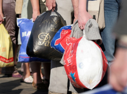 Cilvēki ar plastmasas maisiņiem Rīgā, nevis Amerikā. Foto: Lauris Nagliņš, LETA