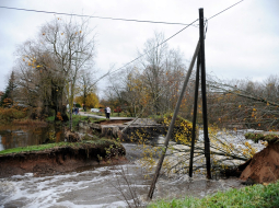 Pēc stiprajiem lietiem Abzes upe noskalojusi tiltu un appludinājusi vairākas mājas Ogres novada Suntažos. Foto: Edijs Pālens, LETA
