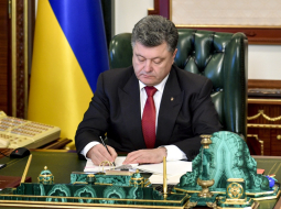 Ukrainas prezidents Petro Porošenko paraksta lustrācijas likumu. Foto: EPA/LETA