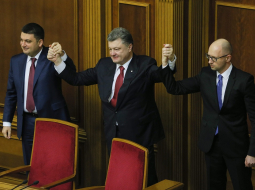 Ukrainas augstākās varas nesēji - parlamenta spīkers Volodimirs Groismans (no kreisās), prezidents Petro Porošenko un valdības vadītājs Arsēnijs Jaceņuks. Foto: EPA/LETA