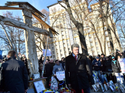 Ukrainas prezidents Petro Porošenko pie "Debesu simta" pieminekļa Institūta ielā Kijevā. Foto: AFP/LETA