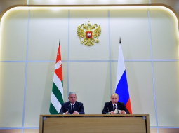Krievijas prezidents Vladimirs Putins un Abhāzijas prezidents Rauls Hadžimba pirmdien parakstīja partnerattiecību līgumu. Foto: AFP/LETA
