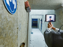 Planšetdators izrādē kļūst par logu uz realitāti.