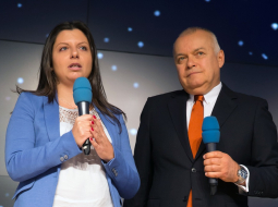 TV kanāla "Russia Today" galvenā redaktore Margarita Simonjana (no kreisās) un ziņu aģentūras "Rossija segodņa" ģenerāldirektors Dmitrijs Kiseļevs. Foto: ITAR-TASS/LETA