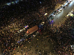 Ātrās palīdzības mašīnas Šanhajā cenšas piekļūt vietai, kur Jaungada svinību laikā pūlī nobradāti vismaz 36 cilvēki. Vēl 48 cilvēki cietuši, un 14 cilvēku stāvoklis ir nopietns. Foto: AFP/LETA