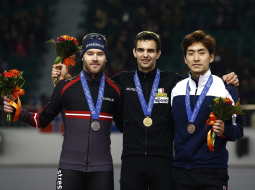 Uzvarētājs itālis Andrea Džovannīni (centrā), sudraba medaļnieks latvietis Haralds Silovs (no kreisās) un trešo vietu izcīnījušais Dienvidkorejas sportists Lī Sjunghuns uz goda pjedestāla pēc Pasaules kausa otrā posma sacensībām Seulā distancē ar masu startu. Foto: EPA/LETA