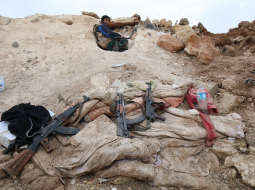 Sīrijas valdības armijas karavīrs pozīcijā pie Alepo. Foto: AFP/LETA