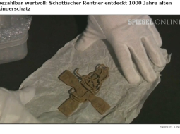 Atrastais senlaicīgais krusts. Foto no "Der Spiegel" video