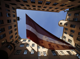 Stūra mājas iekšpagalms, kam pāri līdz pat 19.oktobrim plīvoja milzīgs Latvijas valsts karogs. Foto:Emīls Desjatņikovs, F64