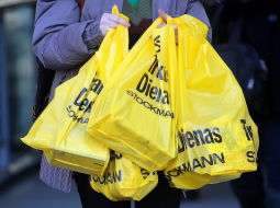 "Stockmann" trakās iepirkšanās dienas. Foto: Ieva Čīka, LETA