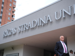 Rīgas Stradiņa universitātes rektors Jānis Gardovskis pie Rīgas Stradiņa universitātes jaunā Medicīnas izglītības tehnoloģiju centra. Foto: Edijs Pālens, LETA