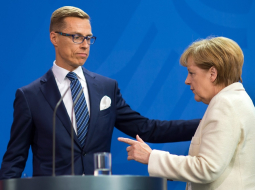 Somijas premjerministrs Aleksandrs Stubs (no kreisās) un Vācijas kanclere Angela Merkele tikšanās laikā Vācijā. Foto: EPA/LETA