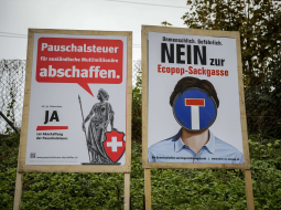 Šveices referenduma plakāti - viens saka 'nē' "Ecopop" iniciatīvai, otrs - 'jā'. Foto: AFP/LETA