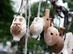 Keramikas svilpaunieki izvēlēti par Latvijas prezidentūras ES oficiālo suvenīru. Foto: Evija Trifanova, LETA