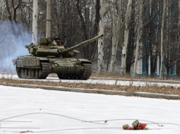 Krievijas tanks T-72 dodas Doņeckas lidostas virzienā. Foto: AFP/LETA