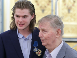 Padomju hokeja leģenda Viktors Tihonovs (no labās) ar savu mazdēlu Viktoru Tihonovu 27.maijā Kremlī. Foto: ITAR-TASS/LETA