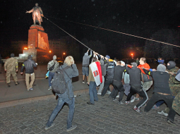 29.septembris Harkovā. Demonstranti gāž Ļeņina pieminekli. Foto: ITAR-TASS/LETA