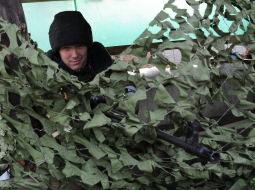 Prokrieviskais separātists Doņeckas lidostā, kur joprojām notiek sīvas kaujas. Foto: AFP/LETA