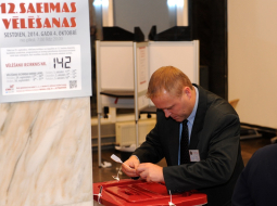 Tiek aizzīmogota balsojumu urna 12.Saeimas vēlēšanās pēc 142. vēlēšanu iecirkņa slēgšanas Rīgas Kongresu namā. Foto: Ieva Lūka, LETA