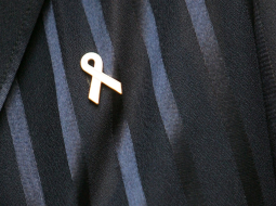Starptautiskās labdarības kustības, kuras mērķis ir solidarizēt un atbalstīt krūts vēža pacientus un viņu ģimenes visā pasaulē, piespraude "Pink Ribbon" ("rozā lentīte"). Foto: Ieva Čīka, LETA