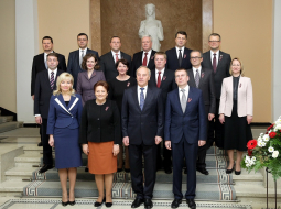 Jaunās valdības sastāvs - Valsts kancelejas direktore Elita Dreimane (1.rindā no kreisās), Ministru prezidente Laimdota Straujuma, Valsts prezidents Andris Bērziņš, ārlietu ministrs Edgars Rinkēvičs; labklājības ministrs Uldis Augulis (2.rindā no kreisās), ekonomikas ministre Dana Reizniece-Ozola, izglītības un zinātnes ministre Mārīte Seile, satiksmes ministrs Anrijs Matīss, tieslietu ministrs Dzintars Rasnačs, kultūras ministre Dace Melbārde; vides aizsardzības un reģionālās attīstības ministrs Kaspars Gerhards (3.rindā no kreisās), finanšu ministrs Jānis Reirs, iekšlietu ministrs Rihards Kozlovskis, zemkopības ministrs Jānis Dūklavs un veselības ministrs Guntis Belēvičs fotografējas pēc svinīgās sēdes. Foto: Ieva Čīka, LETA