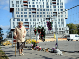 Sieviete pie Zolitūdes sagruvušā lielveikala "Maxima" ēkas, kur notiek virszemes daļu un teritorijas sakopšanas darbi. Foto: Edijs Pālens, LETA