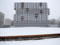 Ēka, kas atrodas pie sagruvušā lielveikala Zolitūdē un kurai drošības ekspertīzi veiks paši ieinteresētie ēkas īpašnieki „Homburg Zolitūde" speciālisti. Foto: Ieva Lūka, LETA