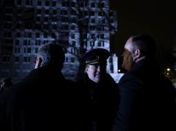 Valsts policijas Galvenās Kriminālpolicijas pārvaldes priekšnieks Andrejs Grišins (no kreisās), Valsts policijas priekšnieks Ints Ķuzis un Saeimas deputāts Rihards Kozlovskis piedalās piemiņas brīdī Zolitūdes traģēdijas vietā. Foto: Evija Trifanova, LETA