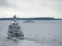 Zviedrijas krasta apsardzes kuģi patrulē Stokholmas arhipelāgā pēc trauksmes par pamanīto Krievijas zemūdeni. Foto: AFP/LETA