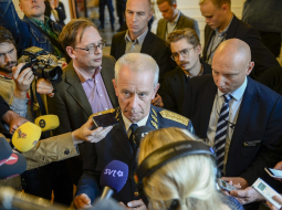 Zviedrijas armijas komandieris Sverkers Goransons atbild uz mediju jautājumiem par zemūdenes meklēšanas operācijas gaitu. Foto: EPA/LETA