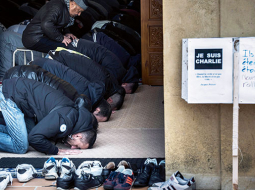 Solidaritātes plakāti «Es esmu Šarlī» un «Viņi vēlas nodzēst mūsu zvaigznes! Mēs tās atkal iedegsim! pie mošejas Sentetjēnas pilsētā Francijā.