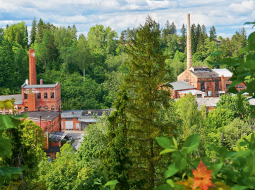 Mūsdienās rets skats — milzīgi fabrikas skursteņi skaistas, neskartas dabas vidū. 200 gadu bijusi Līgatnes māte barotāja, tagad papīrfabrika stāv klusa un pamesta. Vai to maz vajag atjaunot? Līgatnes iedzīvotāji droši vien nepiekritīs, bet es ieteiktu meklēt citu saturu skaistajām ēkām šajā skaistajā vietā.