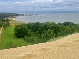 Blakus Kuršu kāpas lielākajam ciemam Nidai atrodas arī viens no lielākajiem šejienes dabas brīnumiem — 50 m augstā Pārnidas kāpa (Parnidžio kopa). Tā nemitīgi pārvietojas un jau divas reizes likusi Nidai mainīt atrašanās vietu. Pēc simt gadiem Nidas varbūt vairs nebūs, bet neuzvaramā kāpa tūristus vilinās joprojām.