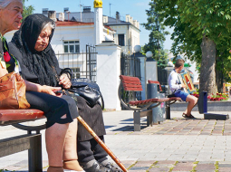 Ja Daugavpili sanāk apmeklēt kopā ar padomju laikus nepieredzējušiem bērniem, jāapbruņojas ar politkorektu pacietību izskaidrot, kāpēc te ielās tikpat kā nedzird latviešu valodu un vienīgie muzikanti uz centrālās gājēju Rīgas ielas ir divi akordeonisti, kas rauj vaļā Katjušu un kara laika valšus.