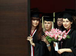 Latvijas Universitātes absolventes pēc diplomu saņemšanas. Foto: Kaspars Krafts, F64