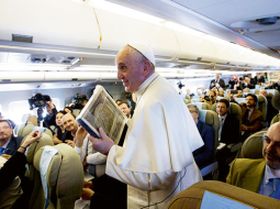 Romas pāvests Francisks un pavadošie žurnālisti ceļā uz Filipīnām. Galvaspilsētā Manilā uz 18.janvārī sarīkoto misi pulcējās aptuveni seši miljoni, padarot to par vienu no visu laiku plašākajiem brīvdabas dievkalpojumiem.